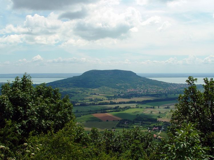 Szent György-hegy - Kilátás a hegytetőről a Badacsonyra...