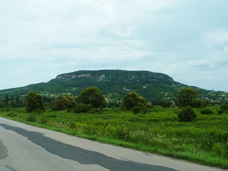 Szigliget - A Badacsony látképe az országútról