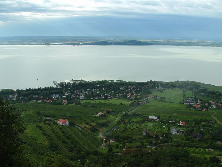 Kilátás a Badacsonyról a Balatonra és a fonyódi partra