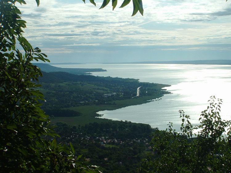 Badacsony - Kilátás a Hertelendy-emléktől a Balatonra Badacsony - Kilátás a Hertelendy-emléktől a Balatonra