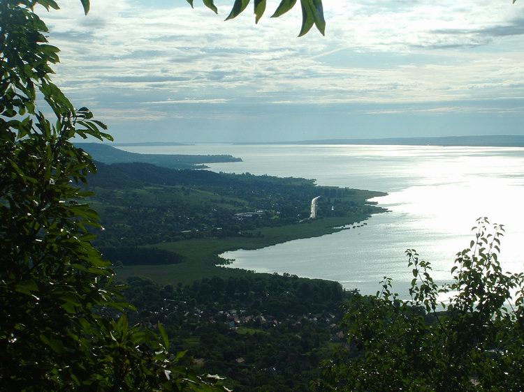 Badacsony - Kilátás a Hertelendy-emléktől a Balatonra