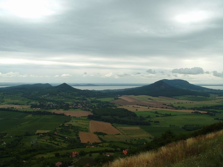 ...a Badacsonyra, a Gulácsra és a Tóti-hegyre.