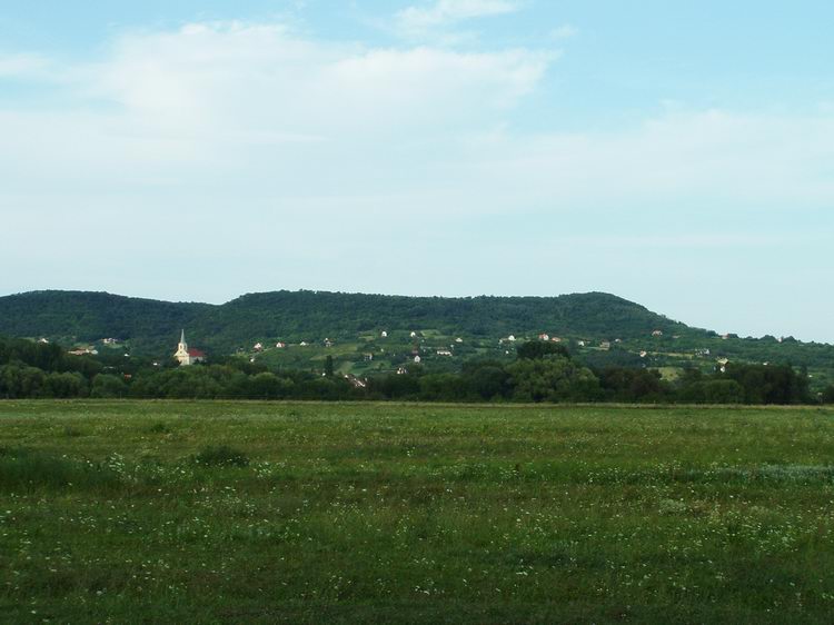 A távolban jól látszik Szentbékkálla