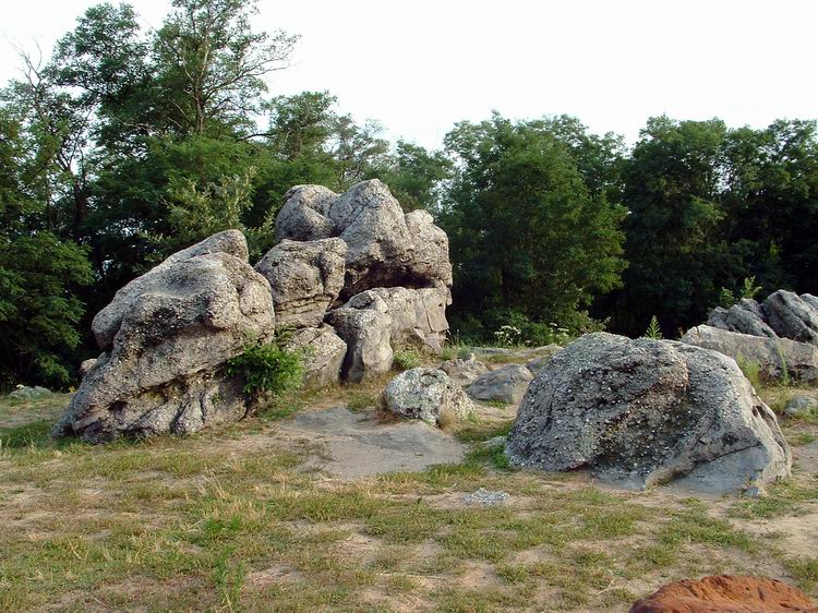 A szentbékkállai Kőtenger sziklaalakzatai között 1.