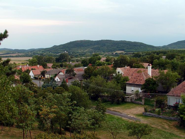 Kilátás a szentbékkállai templomdombról a falura