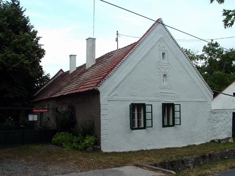 Öreg ház Szentbékkálla központjában