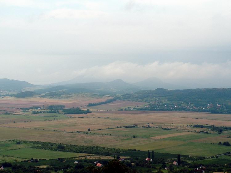 Felhőbe burkolóznak a tanúhegyek