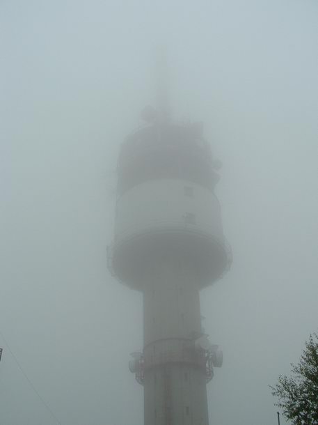 A Kab-hegy tetején ködbeveszett a TV torony teteje...
