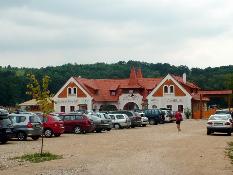 A Sobri Jóska Bakonyi Kalandpark központi épülete