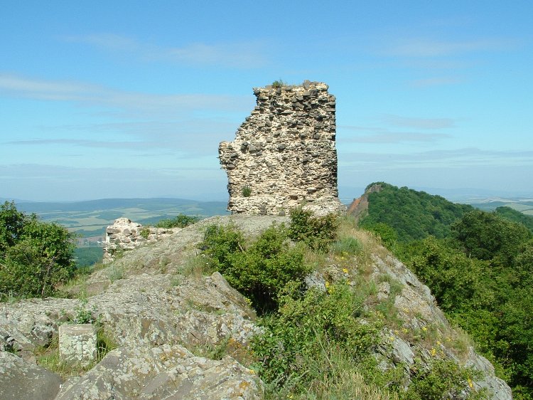 A hegytetőn állnak Szandavár szerény romjai