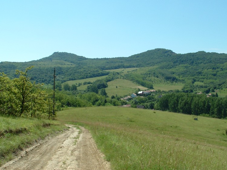 Meredeken kapaszkodó úton Szandaváralja után - Lenn a völgyben fekszik a falu, mögötte a Szanda-hegy látható az ikercsúcsaival
