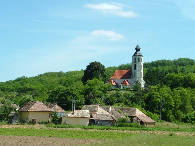 Cserhátsurány - Gótikus templom a domboldalban