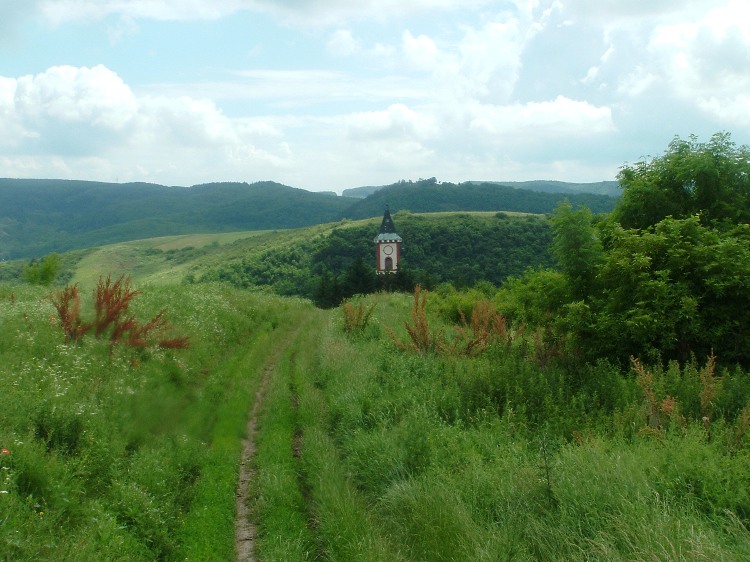 Mezőkön keresztül a völgyben fekvő Nagybárkány felé. Csak a templomtorony látszik egyelőre a faluból.