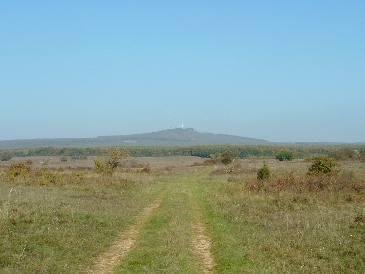 Kilátás a mezőkről a Kab-hegyre