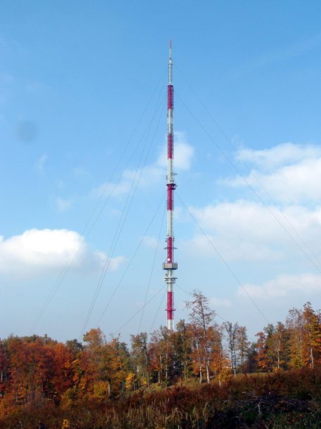 A Kab-hegy tetején áll a 300 méter magas TV-torony