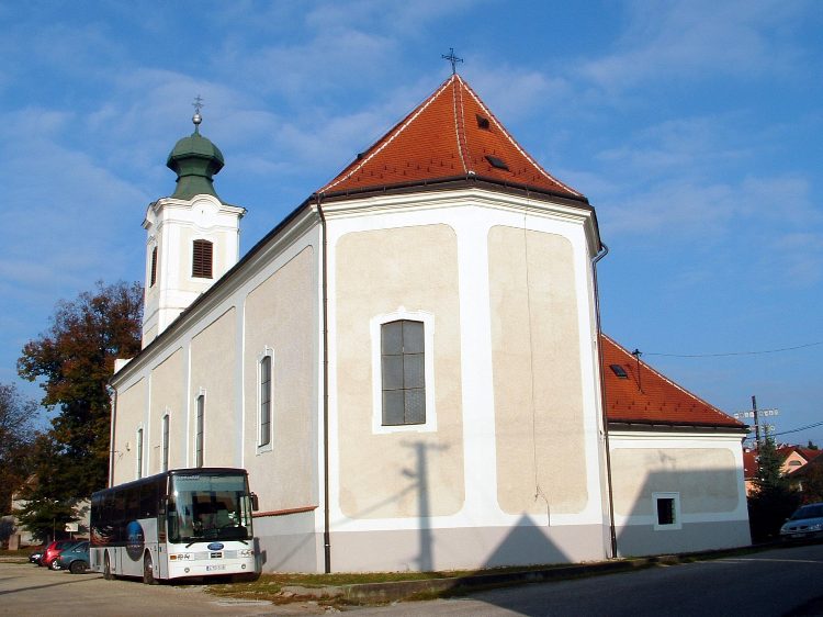 Városlőd - A falu központjában áll a római katolikus templom