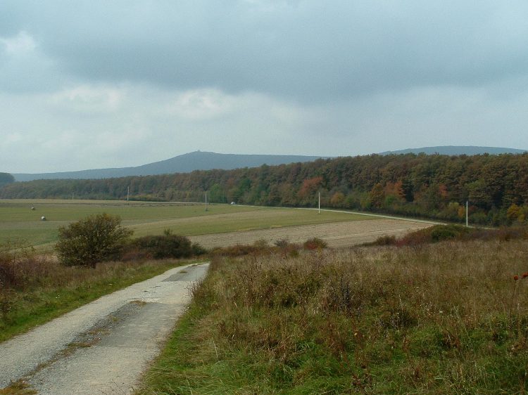 Visszatekintés a megtett útra a Borzavár előtti dombról. De messze van már a Kőris-hegy!