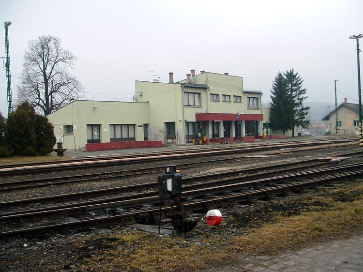 A zirci vasútálomás egy álmos, felhős, február végi reggelen