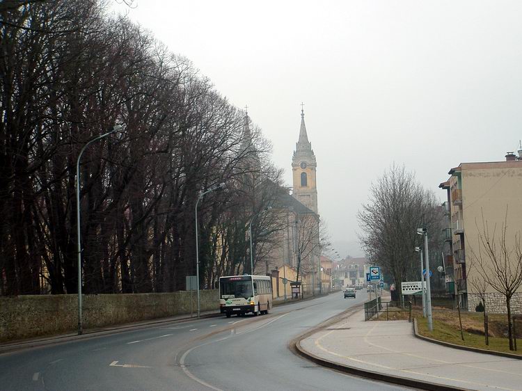 A Köztársaság út vezet a vasútállomástól Zirc központja felé. A távolban látható az apátsági templom.