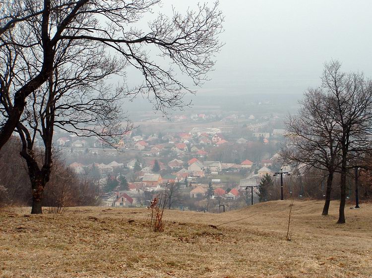 Kilátás Bodajkra a sípálya tetejéről