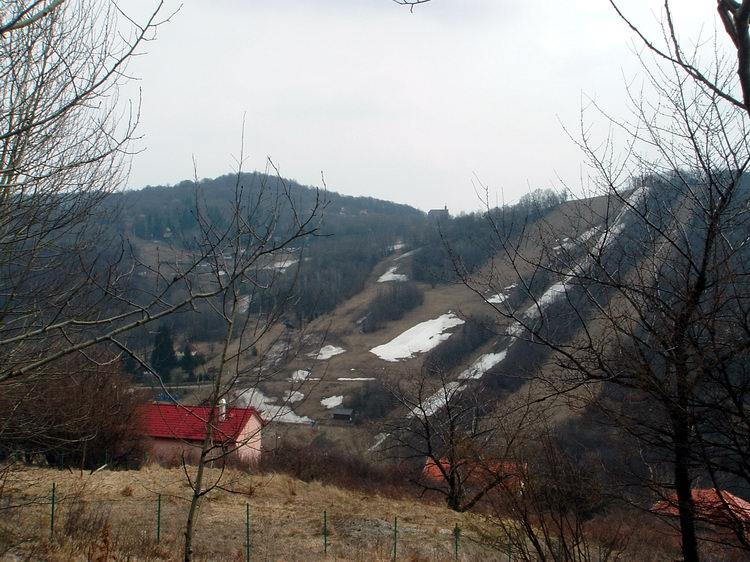 A mátraszentistváni sípályák és a Három Falu Temploma a falu feletti domboldalból fényképezve