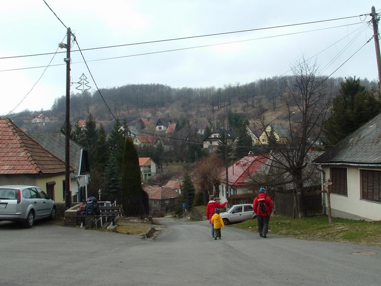 Mátraszentistván központjában. A padon a hátizsákom pihen.