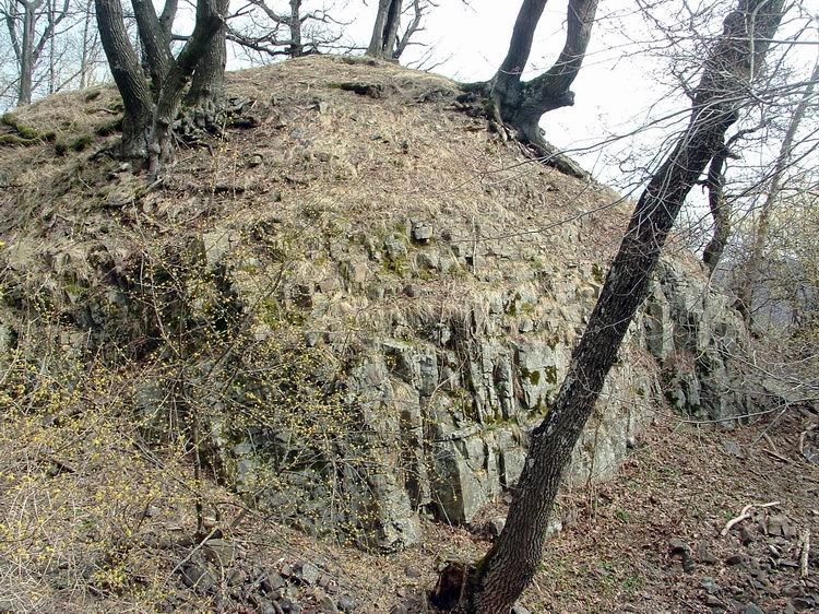 Még láthatóak az Oroszlánvár tetején a falak maradványai és a várárok
