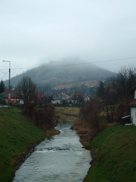 A Siroki vár a Tarna hídjáról fényképezve