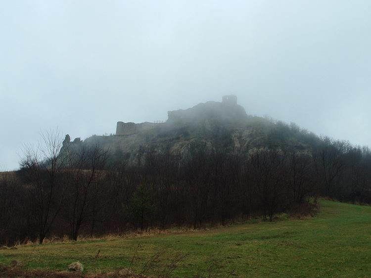 A vár a parkolóból fényképezve