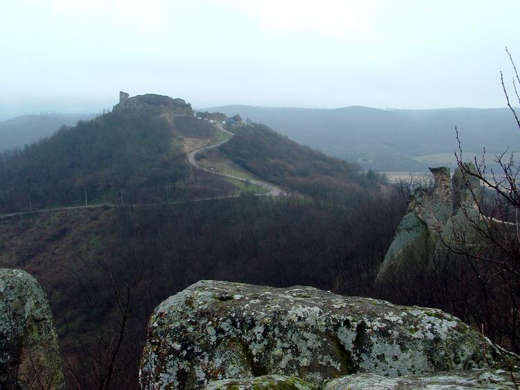 Kilátás a Törökasztal tetejéről a várra és az ikersziklákra