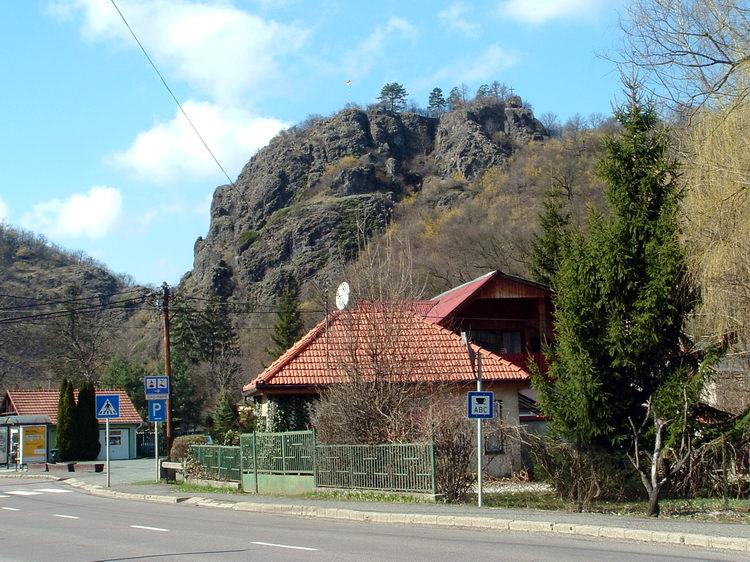 Szarvaskő központjából már jól látható a vár sziklája