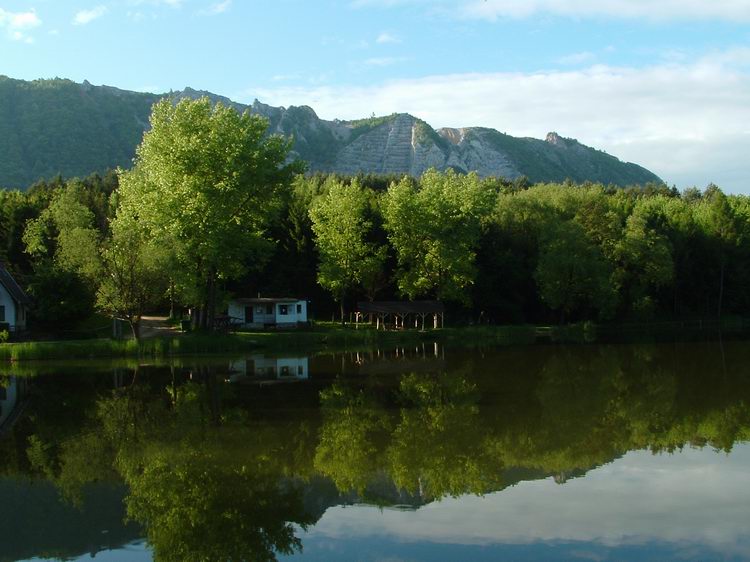 A Gyári-tó és a Bél-kő a Szomjas Csukától fényképezve