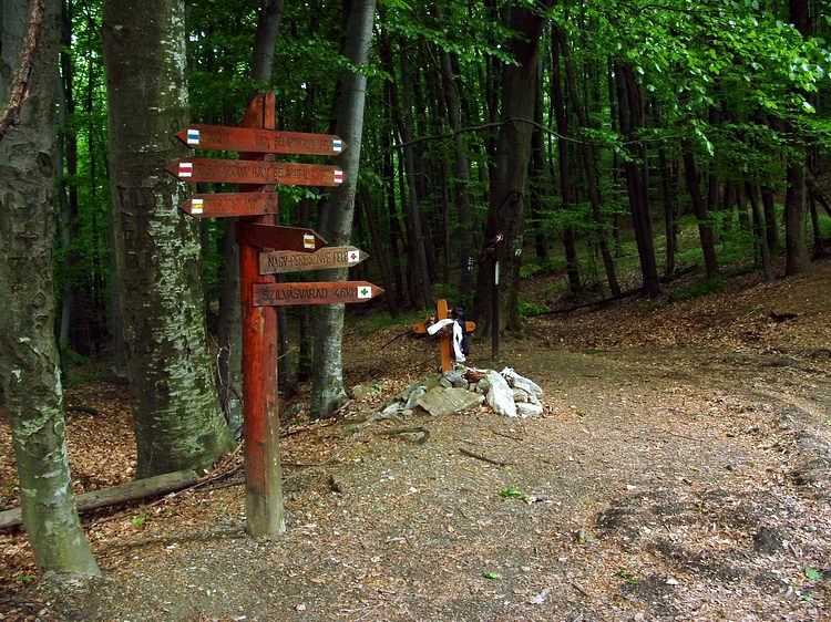 Útjelző oszlop a katonasírok mellett