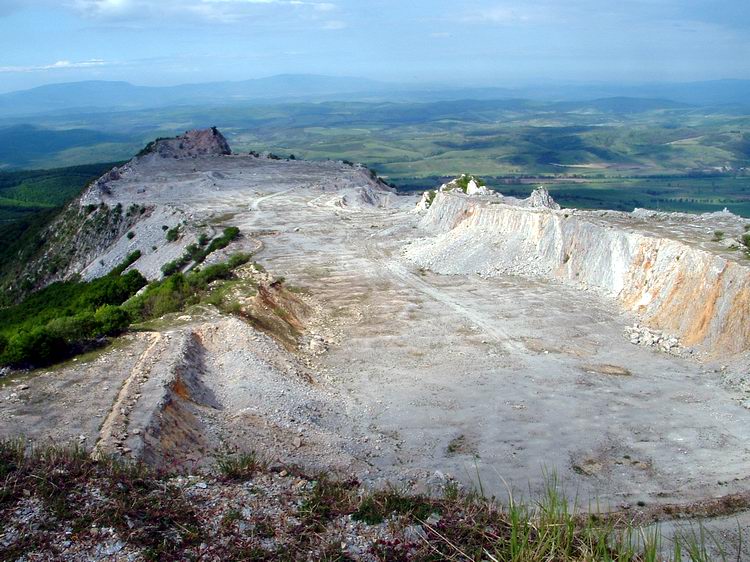 Panoráma a Bél-kő kőfejtőjére és a távoli Mátrára