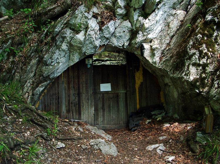 A Cserepeskői-barlangszállás bejárata