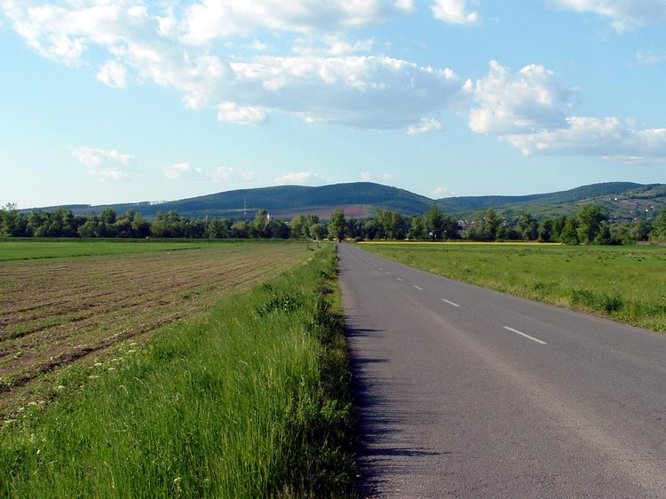 Országúton vágtam át a Sajó széles völgyén. A távolban már a Borsodi dombok láthatók.