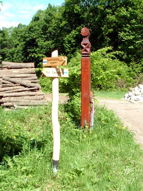 Kopjafa és irányjelző tábla a magyar-szlovák határon