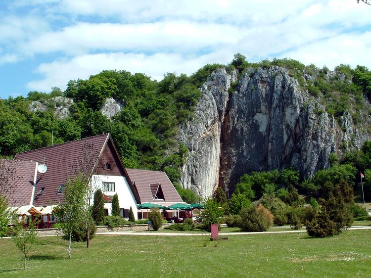 A Barlang Szálló és a Baradla-barlang bejárata feletti sziklafal