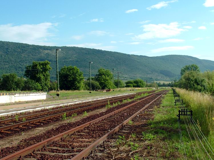 Bódvaszilas - Kilátás a vasútállomástól az Aggteleki-karszt meredeken leszakadó keleti oldalára