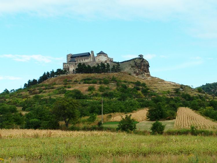 Boldogkő vára a hozzá vezető keskeny aszfaltútról nézve