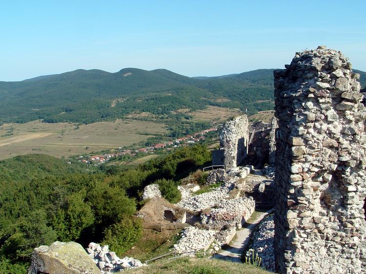 Kilátás Regéc várából a völgyben fekvő Regéc falura és a hegyekre
