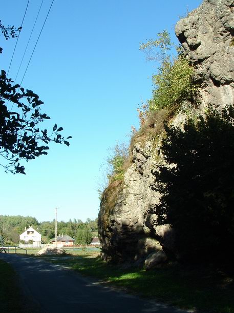 A Bózsvai-szikla mögött már feltűnnek a falu házai