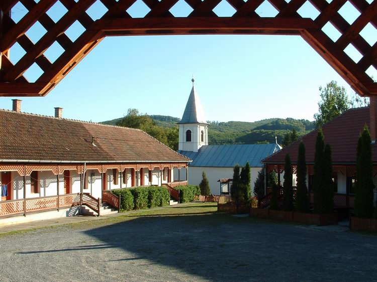 Kilátás szállásom teraszáról a Kőbérc panzió udvarára