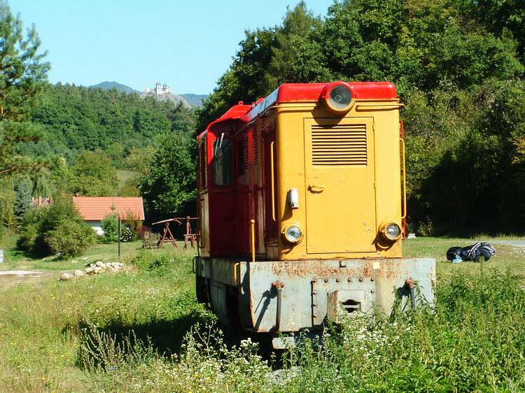 A mozdony mögött feltűnik Füzér vára