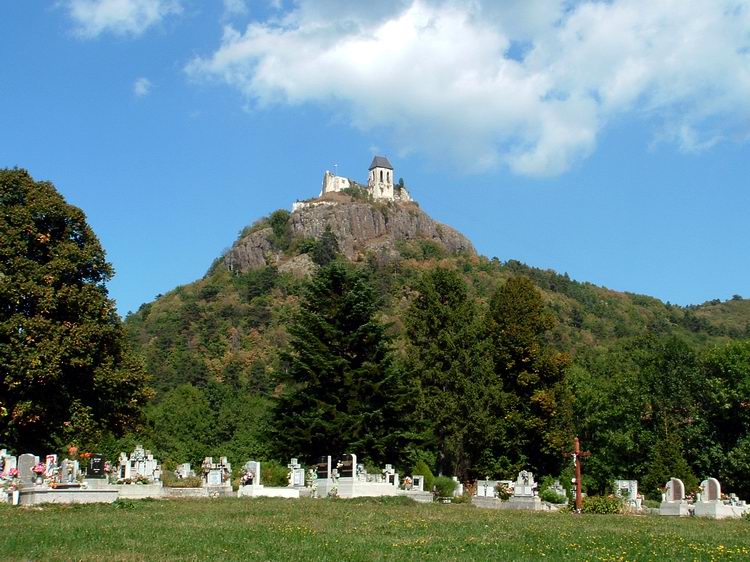 A vár látképe a faluból, a temetőtől