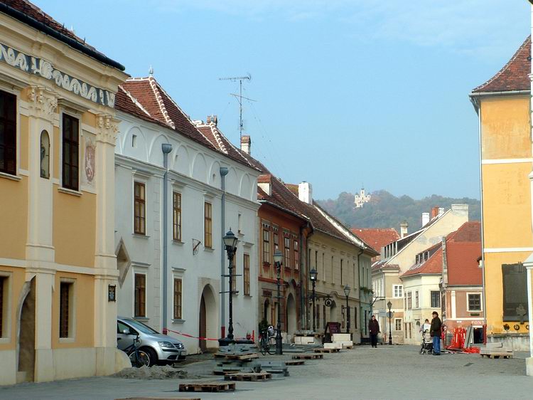 Kőszeg - A Rájnis József utcán. Jól látható a dombtetőn álló Kálváriatemplom