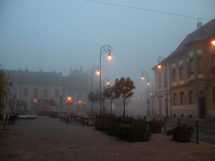Kőszeg - A Fő tér a kora reggeli ködben