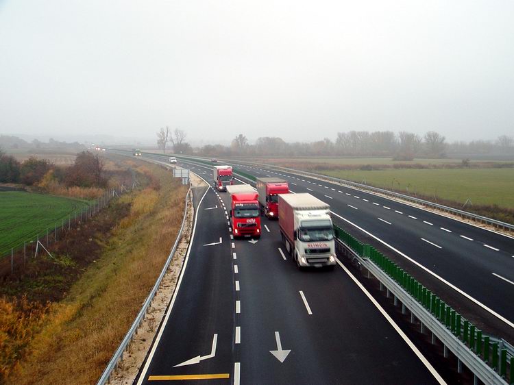 Az elkerülő út felüljáróján. Ettől a forgalomtól szabadult meg Szeleste!