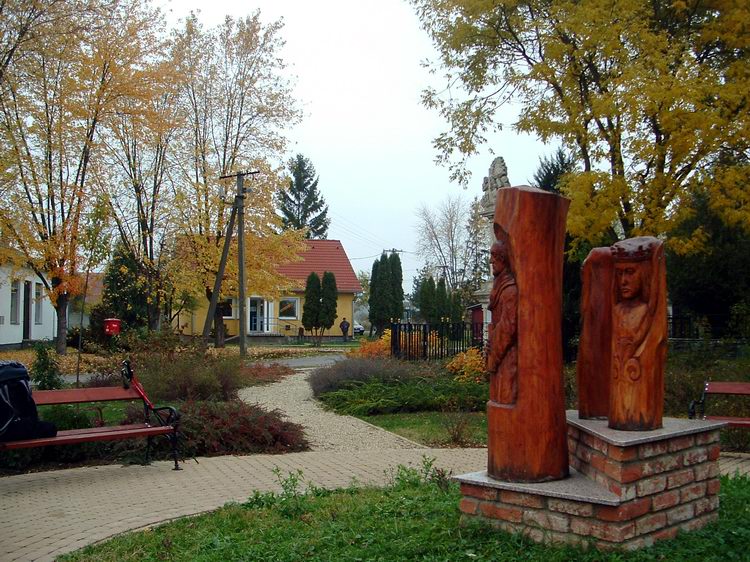 Millenniumi emlékpark Bögötön. Háttérben a pecsételőhelyként is funkcionáló vegyesbolt látható.