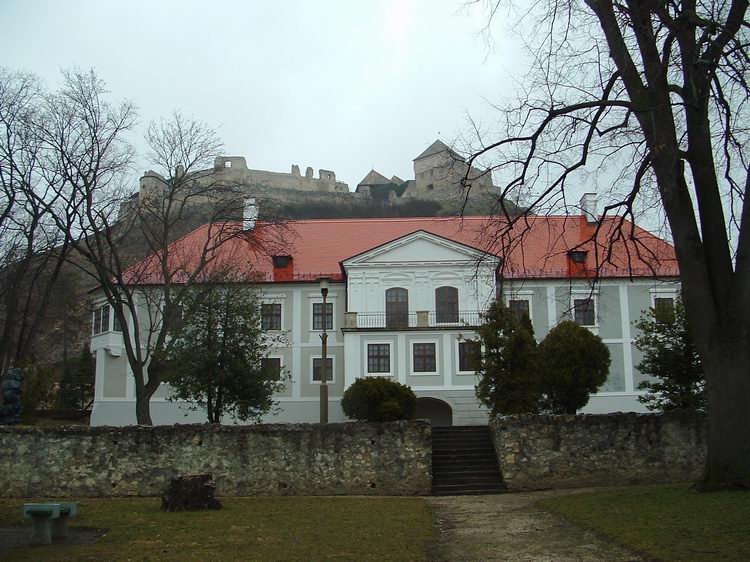 Sümeg - A püspöki palota mögött feltűnik a vár is